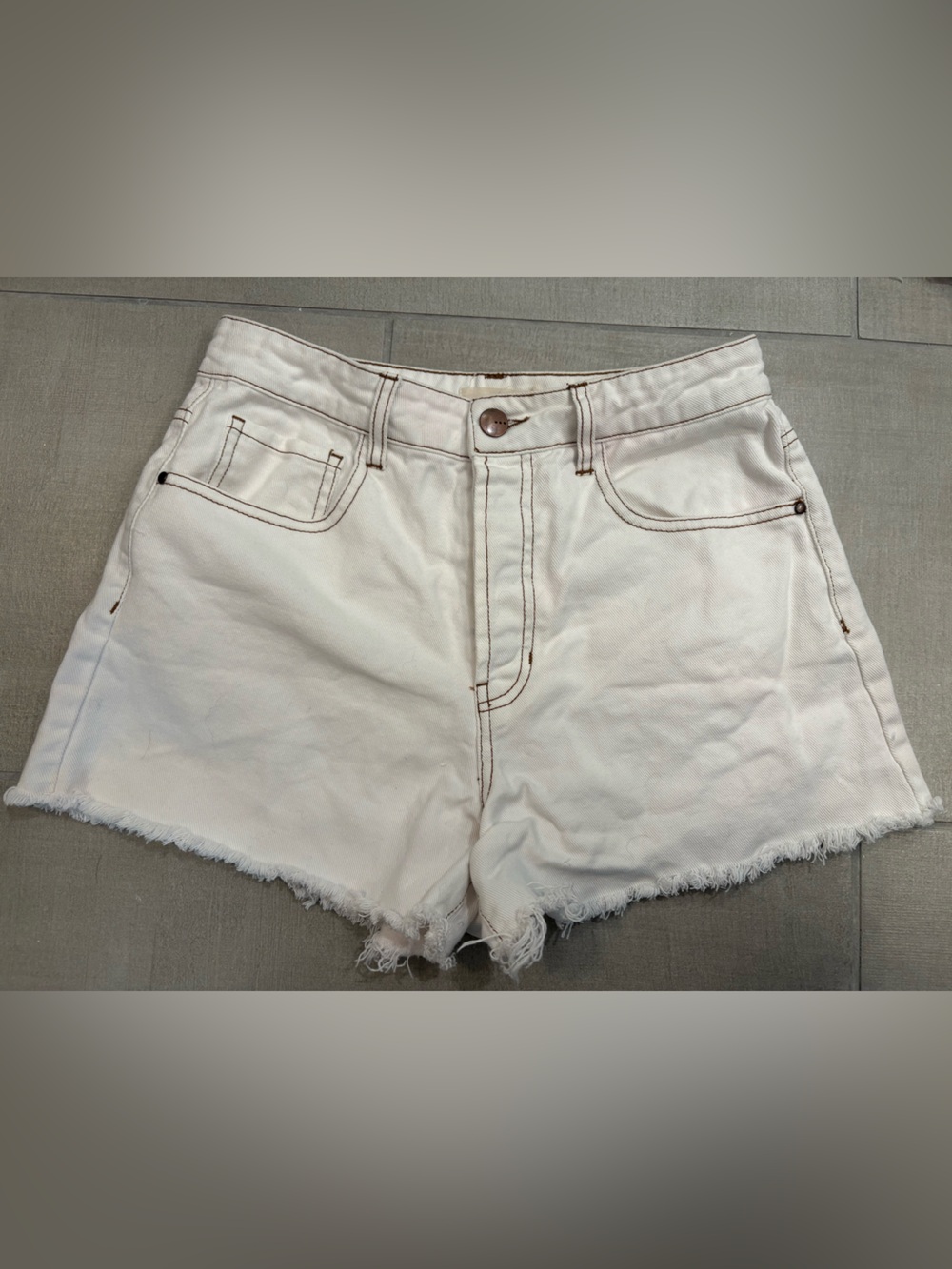Boutique White Denim Shorts with Brown Stitching Brand is TGLA Size 26